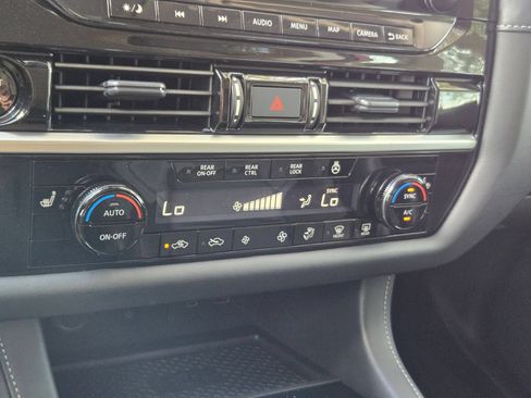 Used 2025 Nissan Pathfinder SL FWD image 17