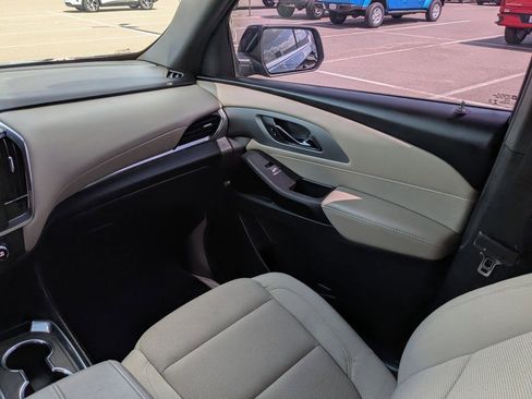 Used 2022 Chevrolet Traverse LS image 17