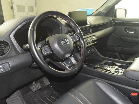 Used 2024 Honda Pilot TrailSport image 2