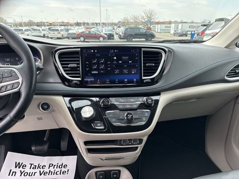 Used 2021 Chrysler Pacifica Touring-L image 18
