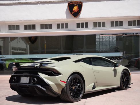 Used 2023 Lamborghini Huracan Tecnica RWD image 3