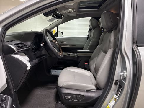 Used 2025 Toyota Sienna XLE AWD/4WD image 20