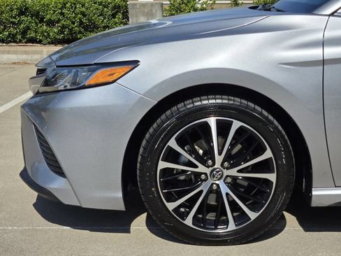 Used 2019 Toyota Camry SE FWD image 5