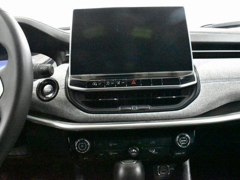 Used 2024 Jeep Compass Latitude image 21