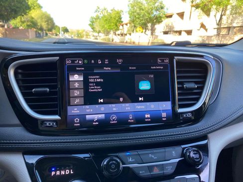 Used 2023 Chrysler Pacifica Touring-L image 75