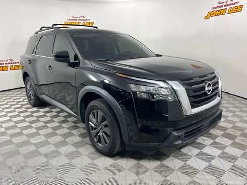 Used 2023 Nissan Pathfinder SV image 7
