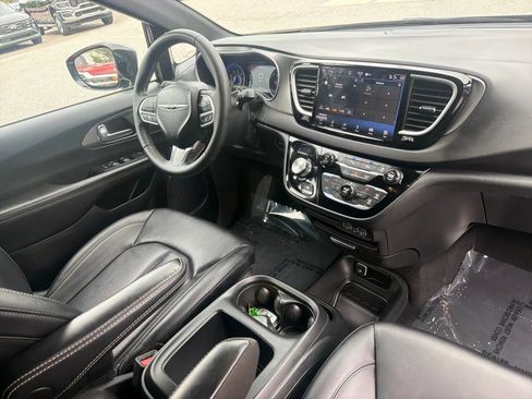 Used 2025 Chrysler Pacifica Select FWD image 23