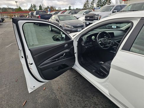 Certified 2021 Hyundai Elantra Limited w/ Cargo Package image 17