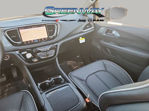 New 2026 Chrysler Pacifica Limited image 15