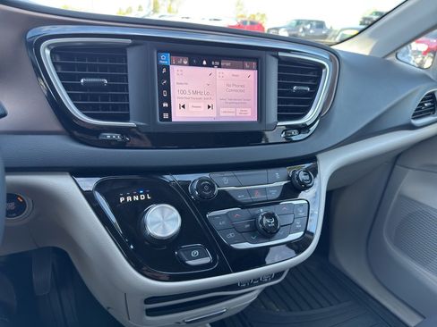 Used 2022 Chrysler Voyager LX FWD image 26