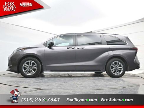Used 2022 Toyota Sienna XSE w/ XSE Plus Package image 22