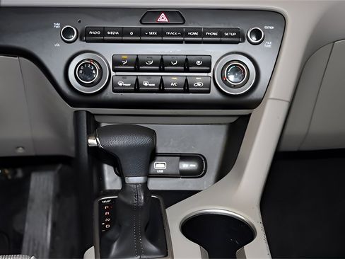 Used 2020 Kia Sportage LX image 14