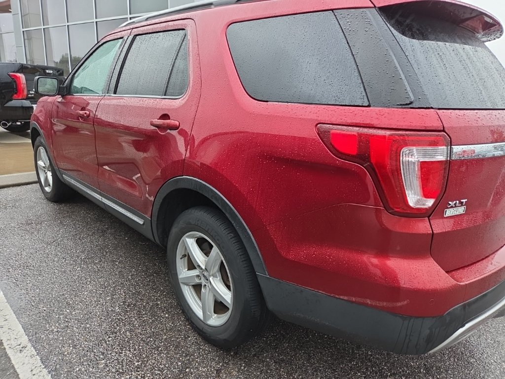 Used 2017 Ford Explorer XLT w/ Equipment Group 202A AWD/4WD image 4