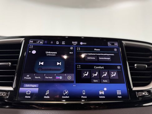 Used 2024 Chrysler Pacifica Touring-L image 20