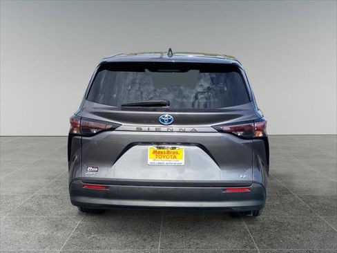 Certified 2025 Toyota Sienna LE FWD image 4