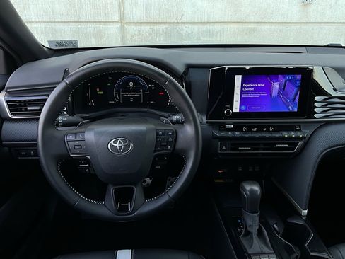 Used 2025 Toyota Camry SE image 14