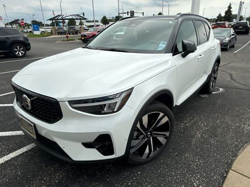 Used 2023 Volvo XC40 B5 Ultimate w/ Climate Package AWD/4WD image 1