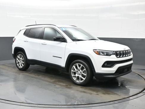 Used 2023 Jeep Compass Latitude image 8
