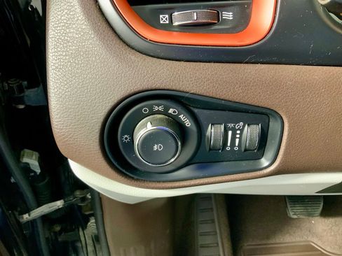 Used 2017 Jeep Renegade Latitude w/ Popular Equipment Group image 17