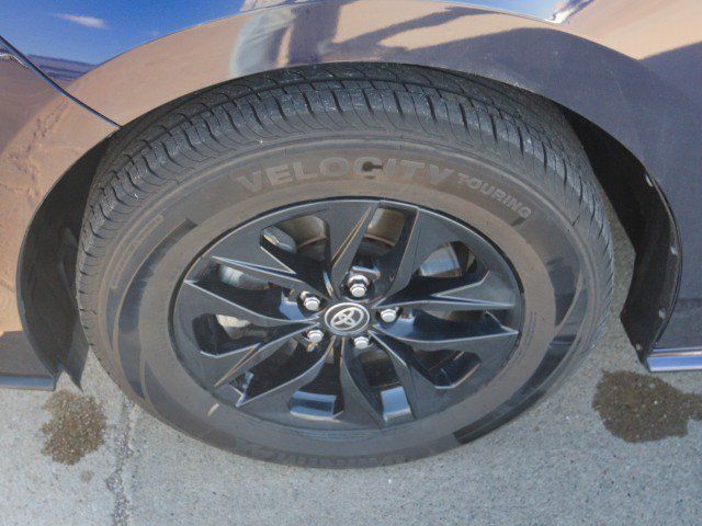 Used 2024 Toyota Sienna XLE FWD image 11