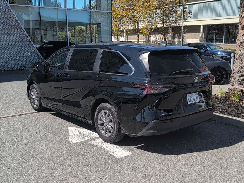 Used 2025 Toyota Sienna LE AWD/4WD image 8
