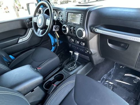 Used 2018 Jeep Wrangler Unlimited Rubicon w/ Connectivity Group AWD/4WD image 13