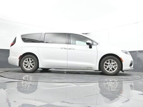 Used 2023 Chrysler Pacifica Touring-L FWD image 29