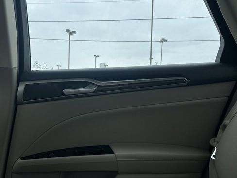 Used 2017 Ford Fusion SE image 28