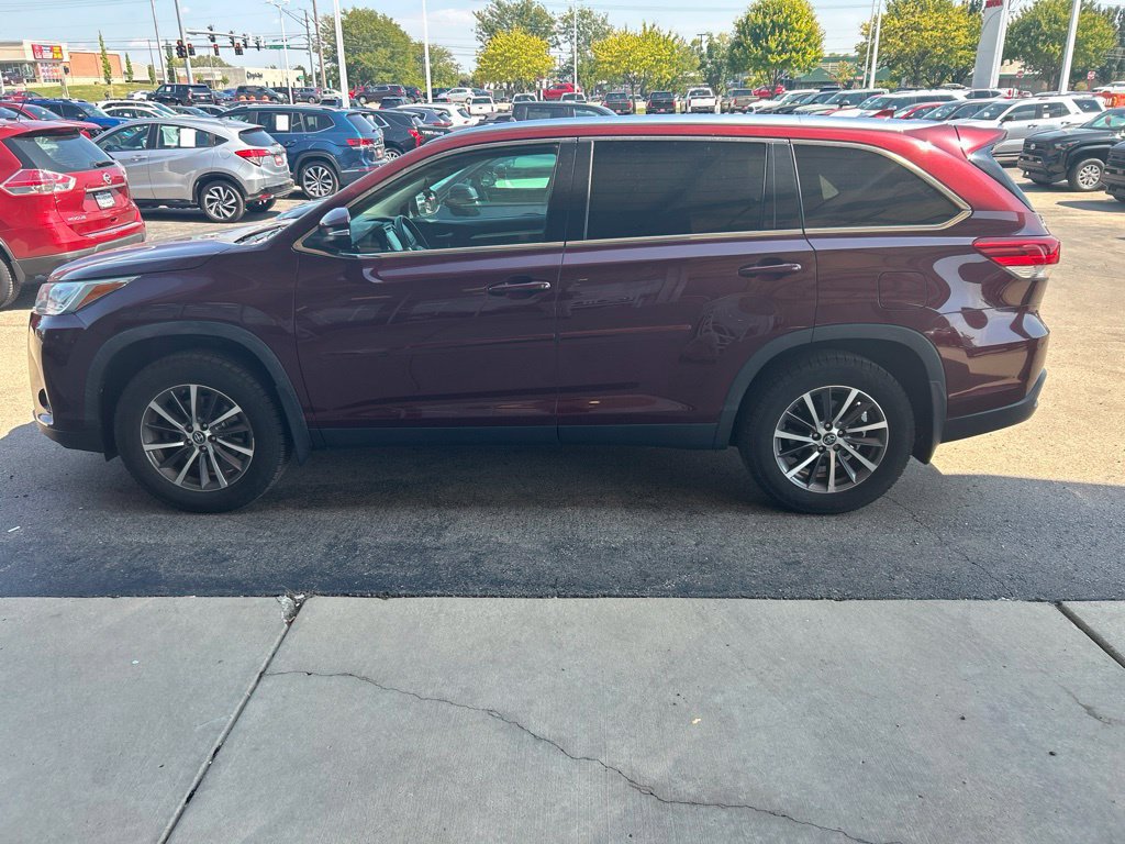 Used 2019 Toyota Highlander XLE AWD/4WD image 2
