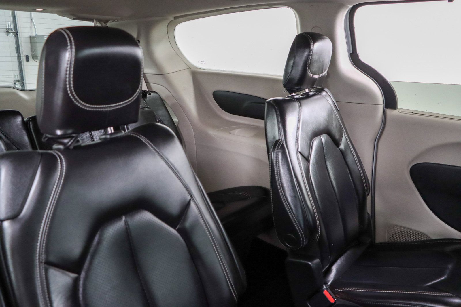 Used 2023 Chrysler Pacifica Touring-L FWD image 28