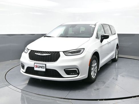 New 2026 Chrysler Pacifica Select image 6