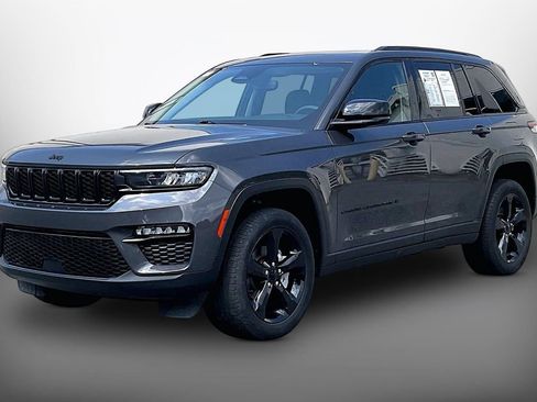 Used 2023 Jeep Grand Cherokee Limited w/ Black Appearance Package AWD/4WD image 4