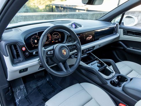 Certified 2025 Porsche Cayenne image 4