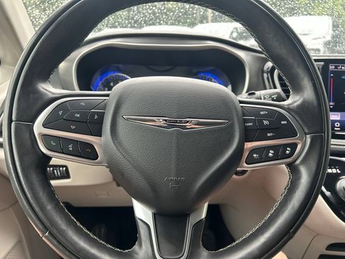Used 2022 Chrysler Pacifica Touring-L AWD/4WD image 29