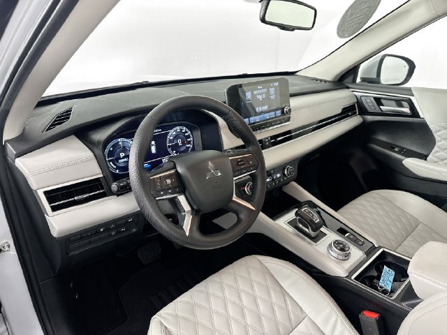 Used 2023 Mitsubishi Outlander SEL AWD/4WD image 3