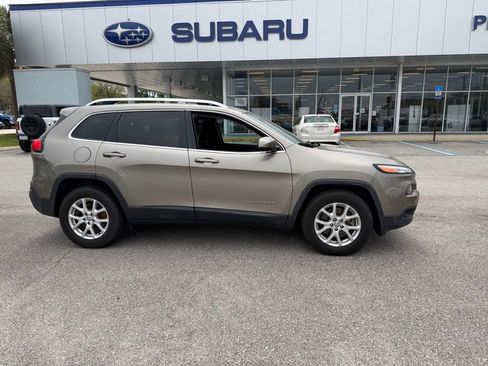 Used 2017 Jeep Cherokee Latitude w/ Trailer Tow Group AWD/4WD image 2