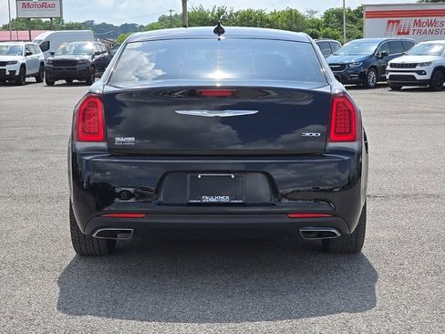 Used 2018 Chrysler 300 Touring w/ Sport Appearance Package image 6
