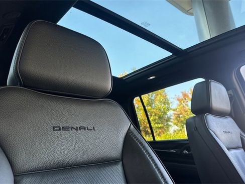 Used 2021 GMC Yukon XL Denali w/ Denali Premium Package image 18
