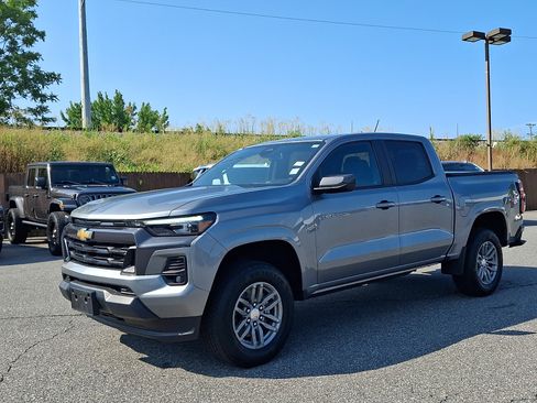 Used 2024 Chevrolet Colorado LT w/ LT Convenience Package III RWD image 3