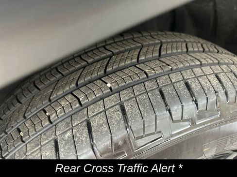 Used 2024 Jeep Grand Cherokee L Laredo image 12