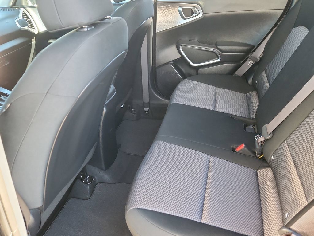 Used 2025 Kia Soul LX w/ LX Technology Package FWD image 9