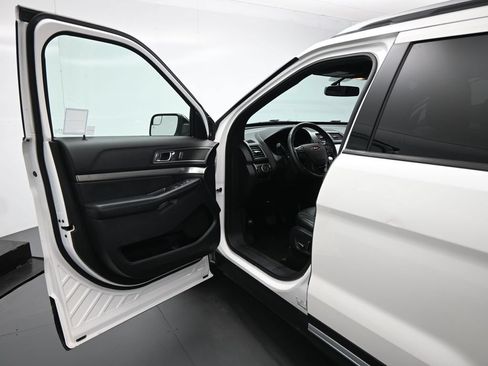 Used 2018 Ford Explorer XLT w/ Equipment Group 202A FWD image 9