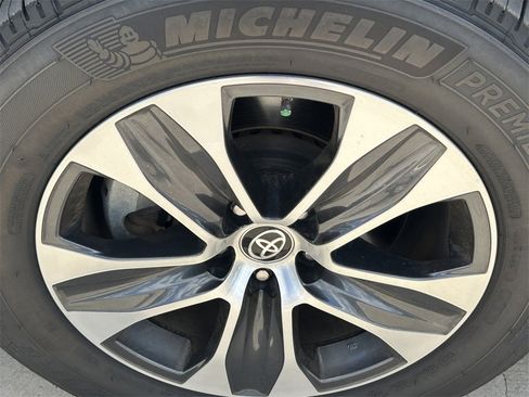 Certified 2024 Toyota Highlander XLE image 9