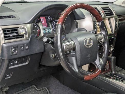 Used 2018 Lexus GX 460 image 3