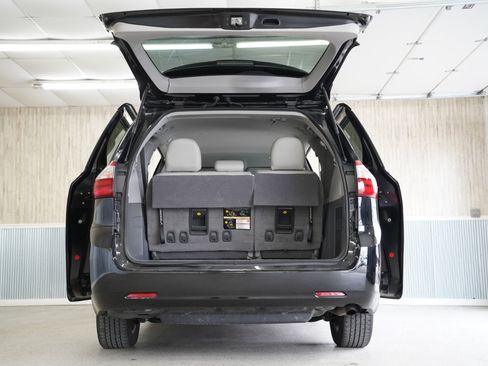 Used 2020 Toyota Sienna L image 41