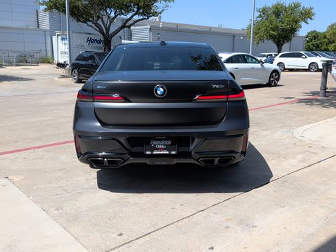 Used 2023 BMW 760i xDrive AWD/4WD image 9