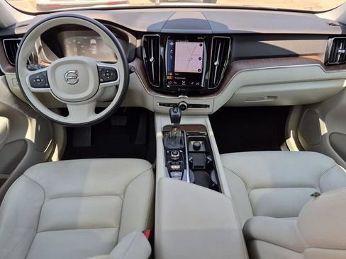 Used 2021 Volvo XC60 T5 Momentum w/ Premium Package FWD image 21