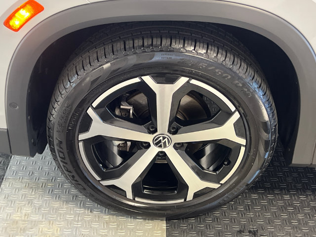Certified 2025 Volkswagen Tiguan SE FWD image 10