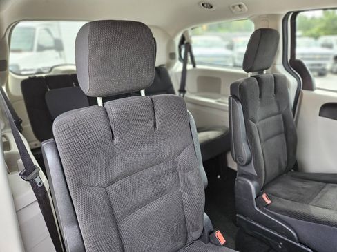 Used 2019 Dodge Grand Caravan SE w/ UConnect Hands-Free Group image 26