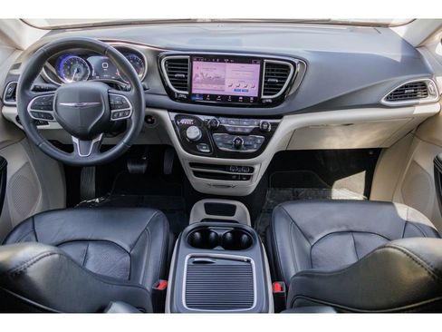 Used 2022 Chrysler Pacifica Touring-L FWD image 12